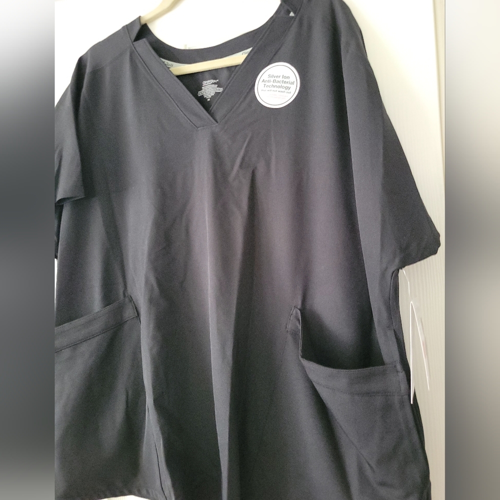 ClimateRight by Cuddl Duds Womens 6 Pockets Woven Twill V-Neck Black Scrub Top